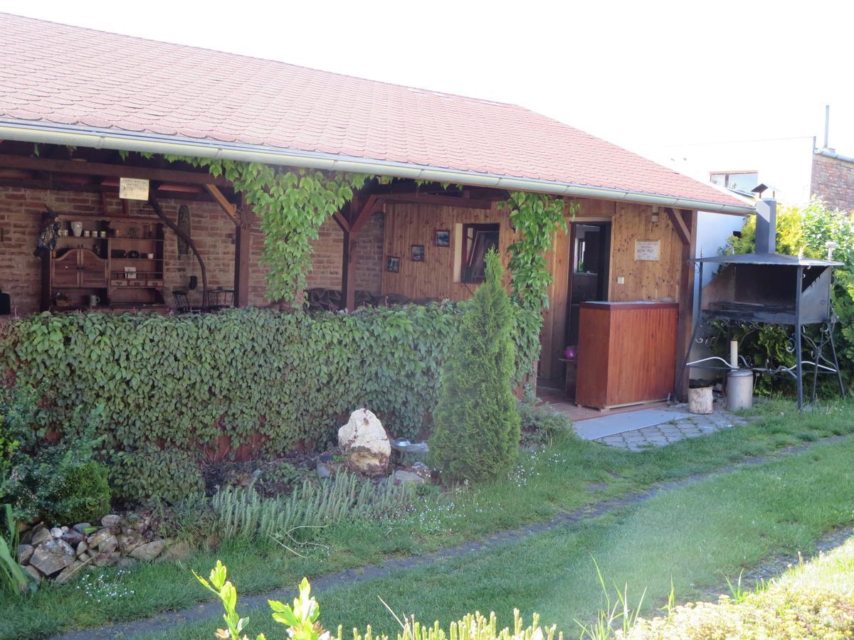 Penzion Bulhary S Vinnym Sklepem Exterior photo
